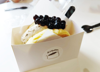 【花蓮新城】Ji Ji Coffee吉吉咖啡：新城老街的純白秘境，北海道生乳舒芙蕾與網美花園的完美邂逅！